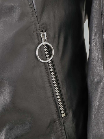 Veste mi-saison 'Kiran' Jilani en noir