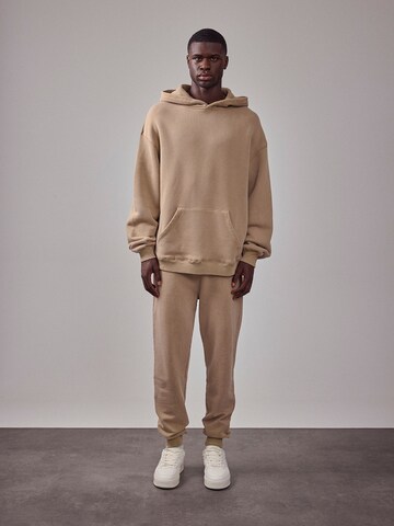 DAN FOX APPAREL Свитшот 'Essential Patrick' в Бежевый