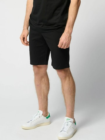 TEESHOPPEN - Regular Calças ' Performance Shorts ' em preto: frente