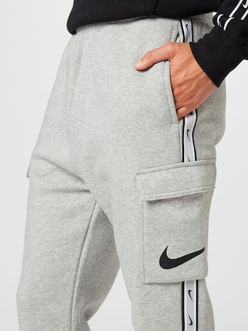 Nike Sportswear Alt kitsenev Klapptaskutega püksid, värv hall