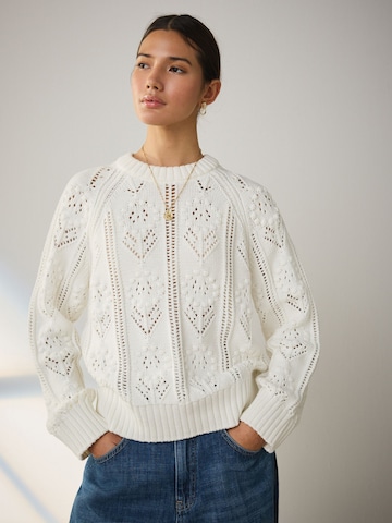 Pulover de la Next pe alb: față