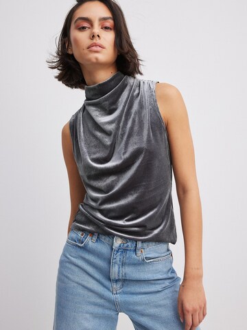 NA-KD Top in Grau: Vorderseite
