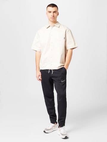 Nike Sportswear Comfort Fit Skjorte i hvid