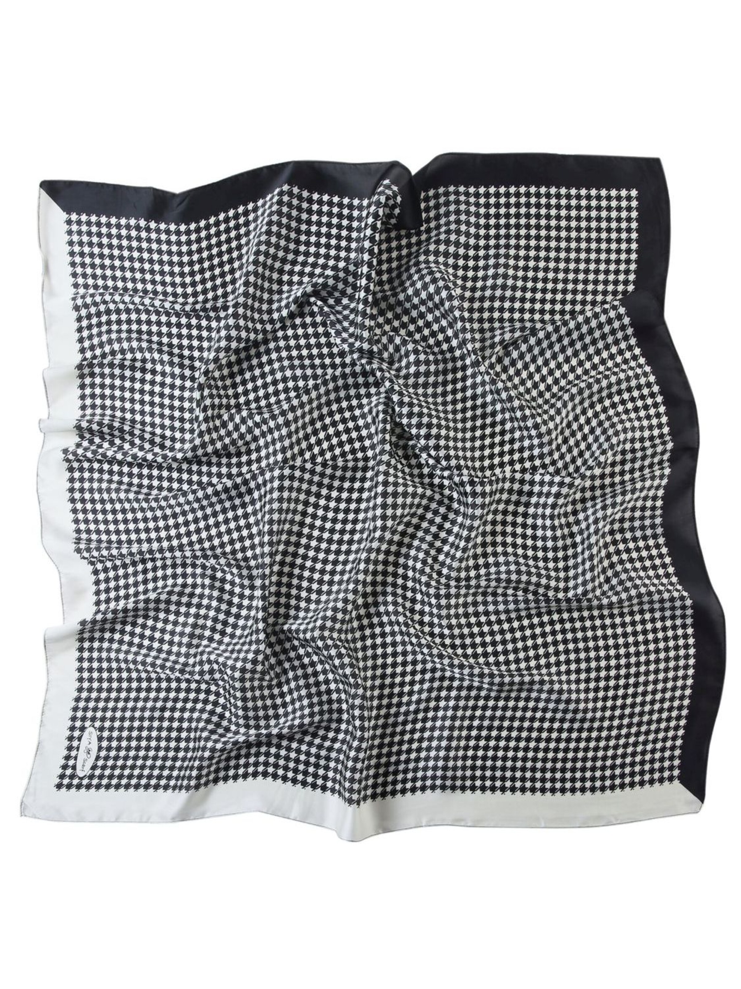 alberto cabale Scarf 'Grand carré de Soie Ladysgame Zoé' in Black: front