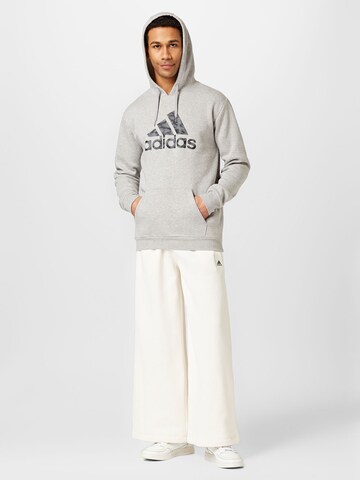 ADIDAS SPORTSWEAR - Sweatshirt de desporto 'Camo' em cinzento