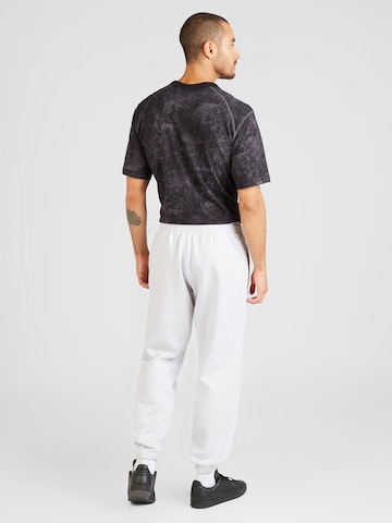 ADIDAS ORIGINALS Zwężany krój Spodnie 'Premium Essentials' w kolorze szary