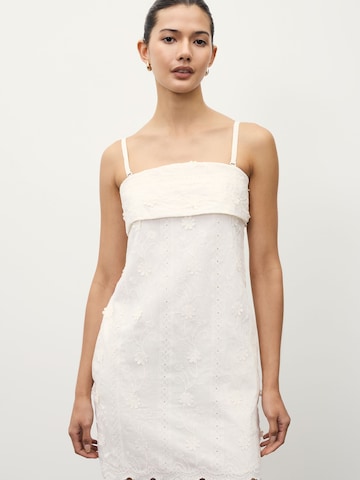 Rochie de la Next pe bej