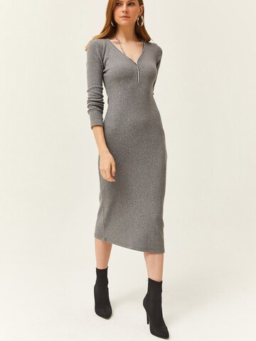 olalook Платье в Серый
