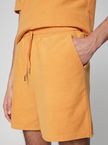 ABOUT YOU x Jaime Lorente Regular Broek 'Leon' in Oranje