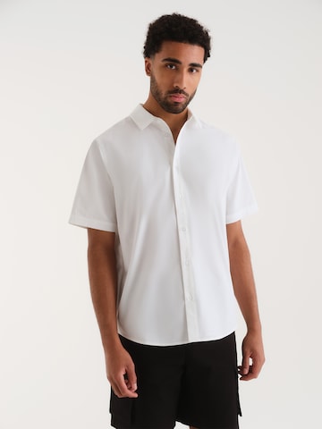 Coupe regular Chemise 'Marius' ABOUT YOU x Kevin Trapp en blanc : devant