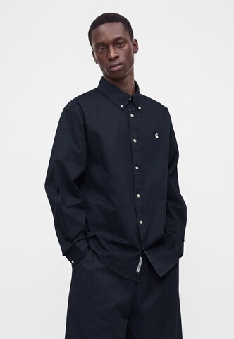 Carhartt WIP Comfort Fit Košeľa 'Madison' - Modrá