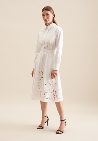 Chemisier 'Schwarze Rose' SEIDENSTICKER en blanc