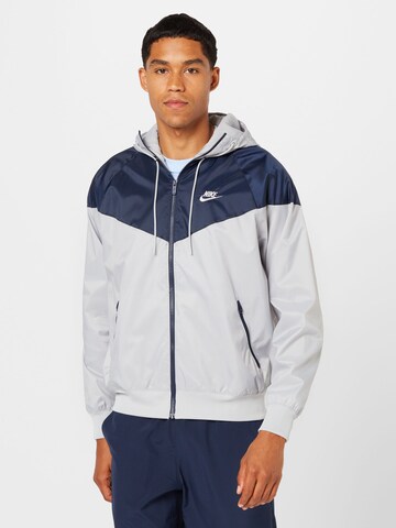 Nike SportswearPrijelazna jakna - siva boja: prednji dio