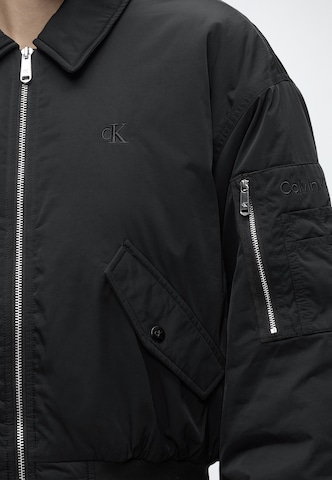 Calvin Klein Jeans regular Φθινοπωρινό και ανοιξιάτικο μπουφάν σε μαύρο
