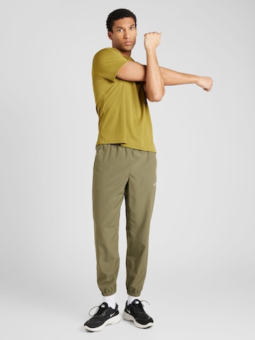 NIKE Tapered Sportbroek in Groen