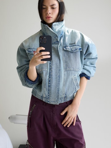 DesigualPrijelazna jakna - plava boja: prednji dio