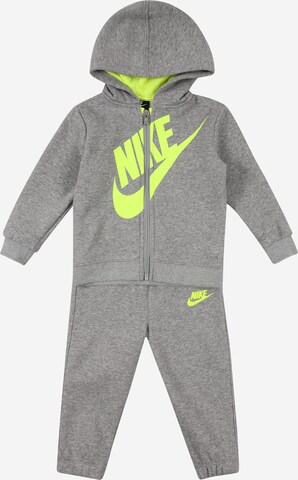 Regular Survêtement 'FUTURA' Nike Sportswear en gris : devant