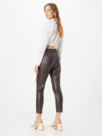 VERO MODA Tapered Veckad byxa 'EVA' i brun