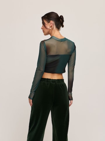 Tricou 'Perle' de la A LOT LESS pe verde