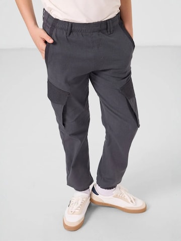 Pantalon 'TOMMY Kinder Cargo-Joggerhose' Tommy Life en gris
