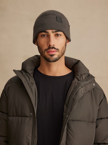 DAN FOX APPAREL Шапка 'Ian' в Серый: спереди