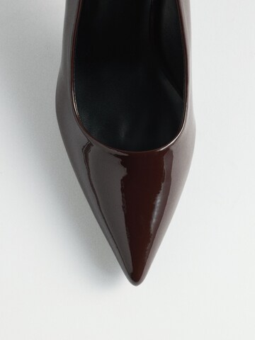 The Set Pumps in Rot