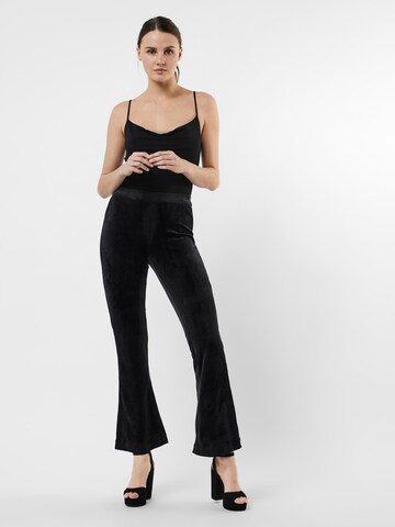 VERO MODA - Acampanado Pantalón 'Kamma' en negro