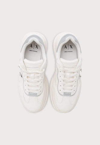 ARMANI EXCHANGE Sneakersy niskie w kolorze biały