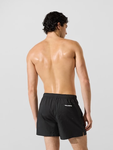 Maillot de bain ' Boardshorts mit Monogramm-Pin ' Karl Lagerfeld en noir