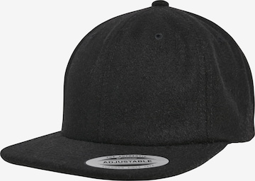 Casquette Flexfit en noir : devant