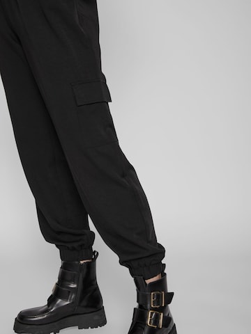 VILA - Tapered Pantalón cargo 'PETRA' en negro