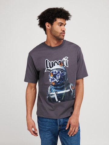 T-Shirt 'Light Astronaut' LYCATI exclusive for ABOUT YOU en gris : devant