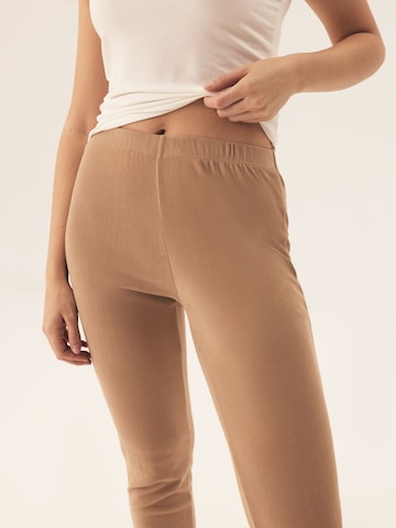 ESOTIQ - Pierna ancha Pantalón 'Sweathose Wide Leg Gummibund Polyester Mix locker elegant Joyland XL' en beige