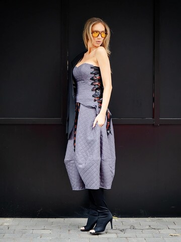 Top 'Quilted Corset with Ribbon Ties' di IUnique in grigio