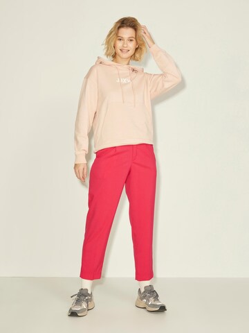 regular Pantaloni con pieghe 'Chloe' di JJXX in rosso