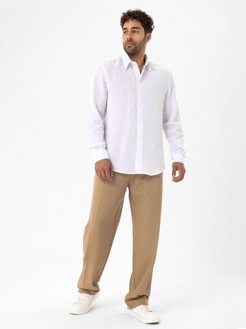 Comfort fit Camicia di Dandalo in bianco