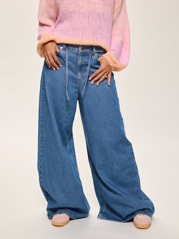 Kamila Šikl Lużny krój Jeansy w kolorze niebieski: przód