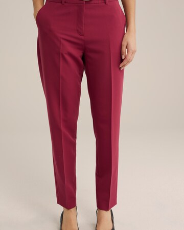 Slimfit Pantaloni con piega frontale di WE Fashion in rosso