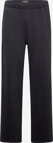 Loosefit Pantaloni de la TOPMAN pe negru: față