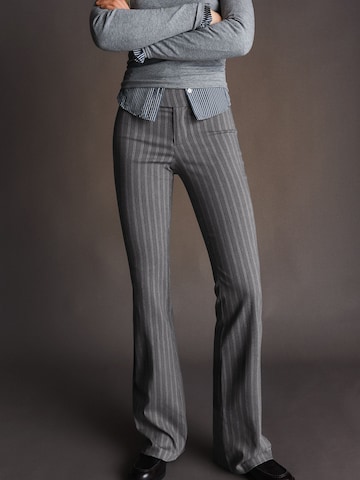 Bershka Flared Nadrág - szürke