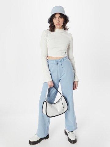 Calvin Klein Jeans Ohlapna forma Hlače | modra barva