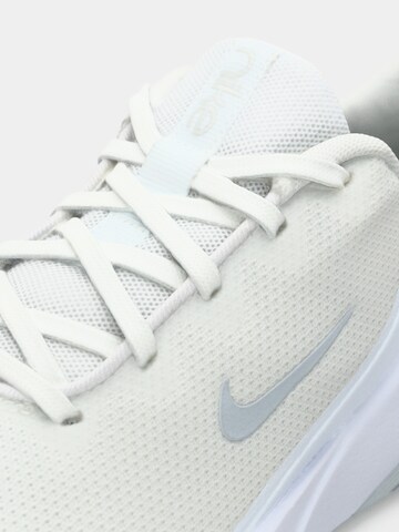 Scarpa sportiva 'Bella 7' di NIKE in bianco