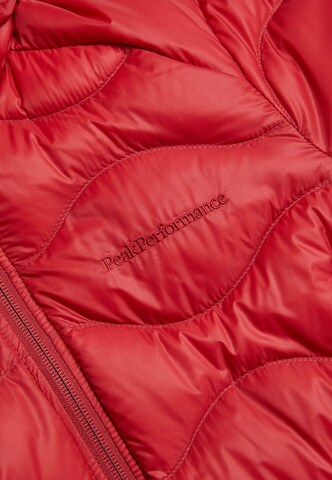 Veste d’hiver 'Helium' PEAK PERFORMANCE en rouge