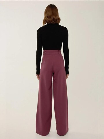 Wide Leg Pantalon à pince Hiccup en rouge