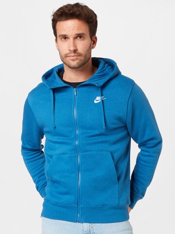 Nike Sportswear - Ajuste regular Sudadera con cremallera 'Club Fleece' en azul: frente