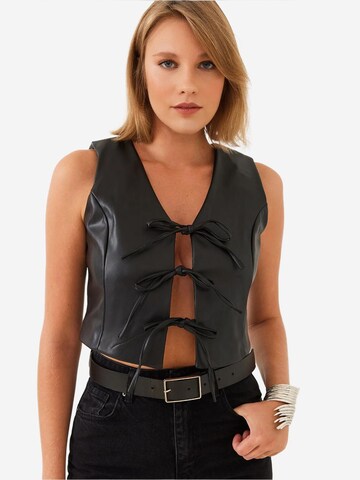 Gilet di Bianco Lucci in nero: frontale
