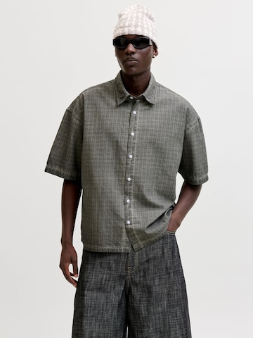 Coupe regular Chemise JACK & JONES en gris : devant
