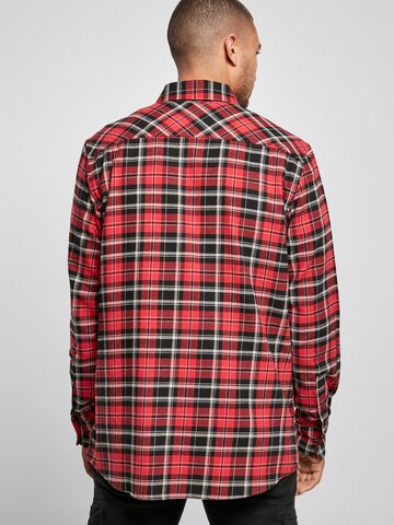 Urban Classics - Ajuste regular Camisa 'Roots' en rojo