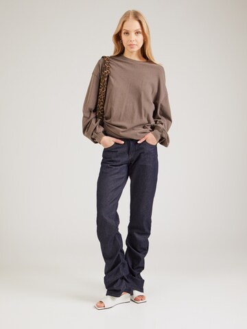 WEEKDAY - Camiseta talla grande 'Lindy' en marrón
