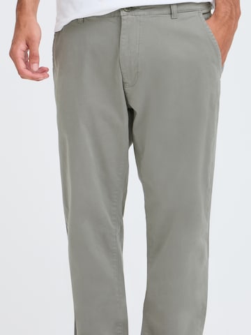 Coupe slim Pantalon chino 'Viggo' Casual Friday en gris
